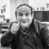"I� na carta bbone!" - Letteralmente "� una carta buona", designa una persona "che vale". In questo caso la frase � abbinata al gesto del pollice che segna un taglio sulla guancia con movimento dall�alto verso il basso